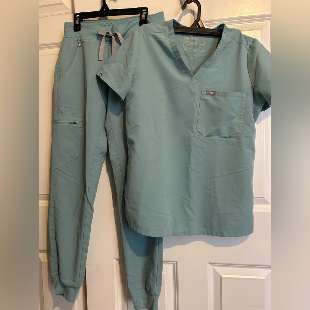 Figs women Scrub Top & Pants in Seafoam